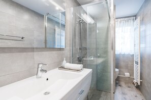 Hårføner og håndklær