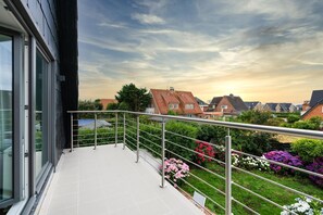 Unclassified image, 3 of 37, button