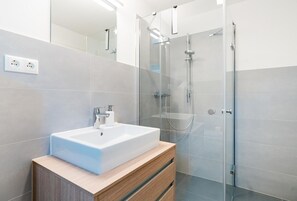 Douche, séchoir à cheveux, serviettes fournies