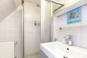 Regadera, secadora de cabello, toallas 