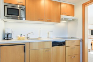 Fridge, microwave, stovetop, dishwasher