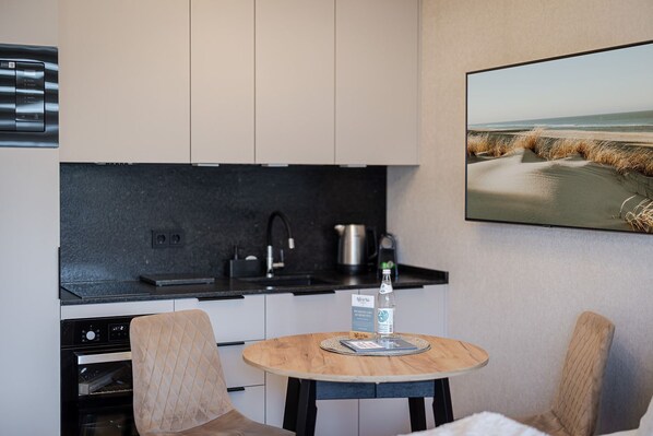 Fridge, oven, stovetop, dishwasher