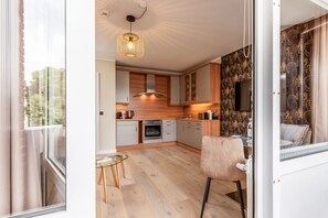Fridge, oven, stovetop, dishwasher