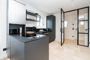 Kjøleskap, mikrobølgeovn, ovn og kokeplater