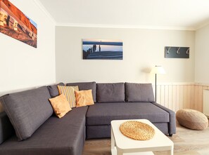 Een televisie en een stereo