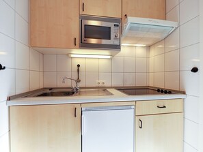 Køleskab, mikrobølgeovn, kogeplade, kaffe-/temaskine