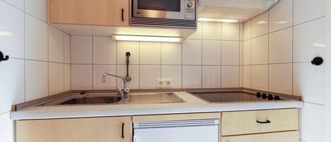 Kühlschrank, Mikrowelle, Herdplatte, Wasserkocher mit Kaffee-/Teezubehör