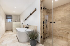 Dusj, hårføner og håndklær