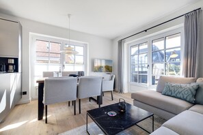 TV, fireplace, stereo