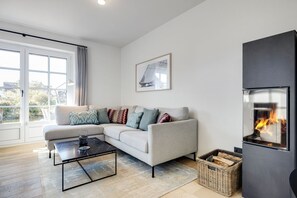 TV, fireplace, stereo