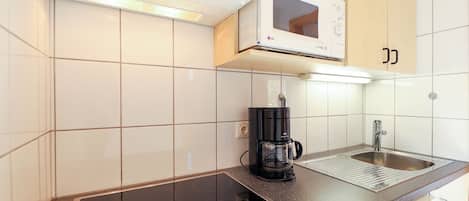 Réfrigérateur, micro-ondes, plaque de cuisson, lave-vaisselle