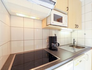Réfrigérateur, micro-ondes, plaque de cuisson, lave-vaisselle