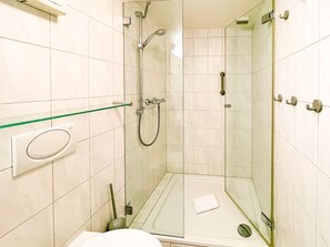 Dusj, hårføner og håndklær
