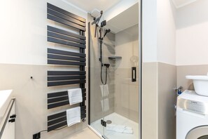 Dusche, Haartrockner, Handtücher
