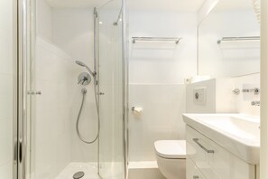 Douche, séchoir à cheveux, serviettes fournies
