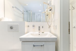 Shower, hair dryer, towels - Appartement Luk, Deutschland (Sylt)