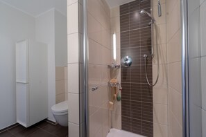 Regadera, secadora de cabello, toallas 