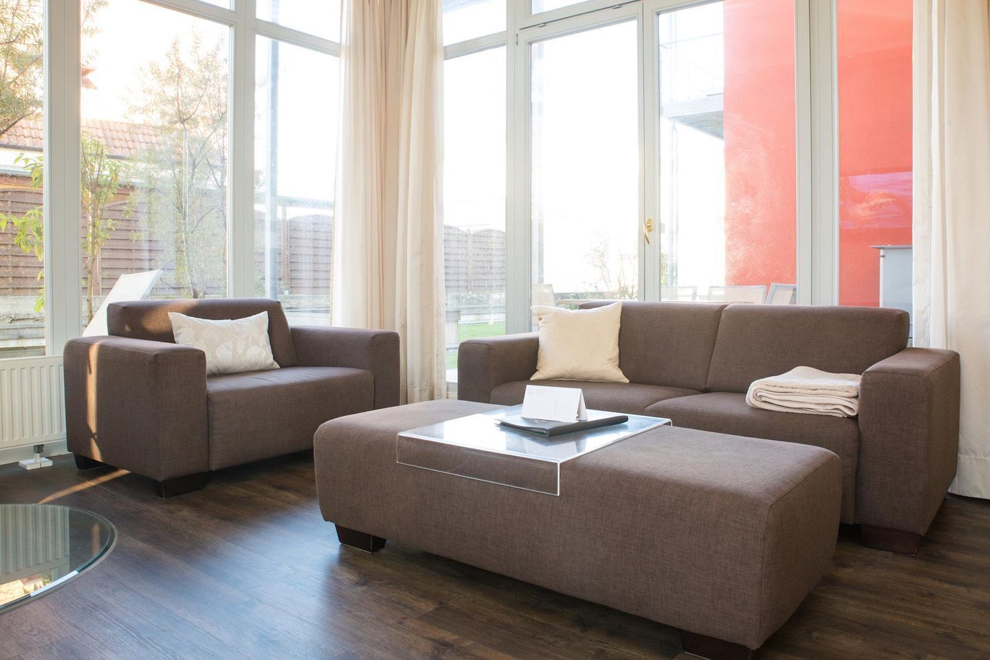 Télévision, cheminée, lecteur de DVD, chaîne hi-fi