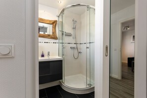 Dusche, Haartrockner, Handtücher