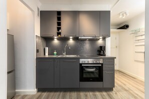 Fridge, oven, stovetop, dishwasher