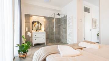 7 Schlafzimmer, Zimmersafe, Schreibtisch, Bügeleisen/Bügelbrett