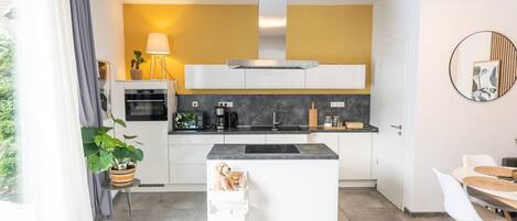 Geladeira, micro-ondas, fogão, cooktop