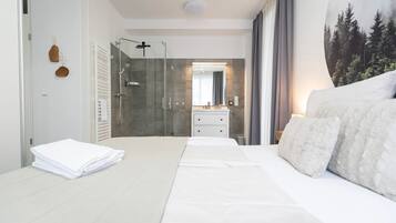 7 Schlafzimmer, Zimmersafe, Schreibtisch, Bügeleisen/Bügelbrett