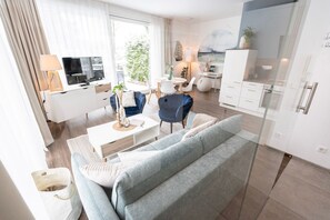 Unclassified image, 3 of 41, button