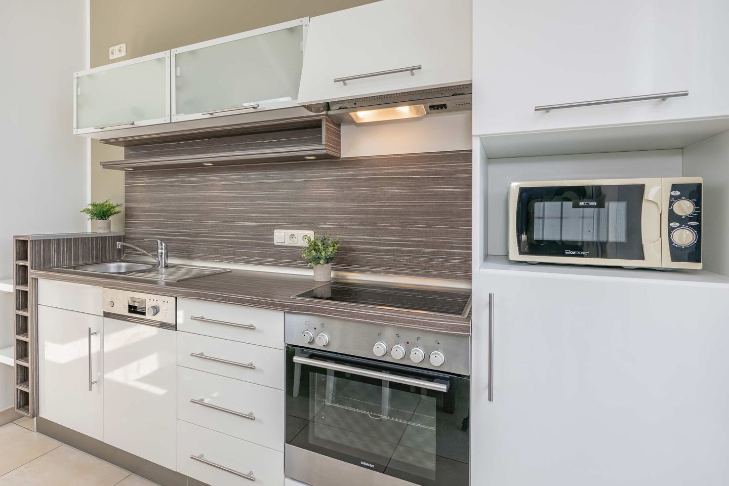 Wasserkocher mit Kaffee-/Teezubehör, Kühlschrank, Mikrowelle, Ofen