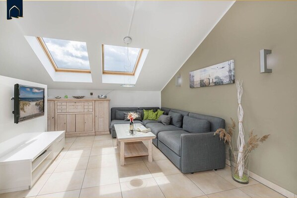 TV, fireplace, stereo