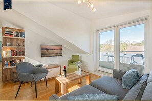 Fernseher, Kamin, Stereoanlage