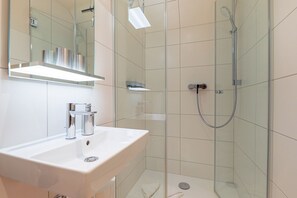 Dusche, Haartrockner, Handtücher