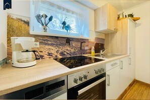 Kühlschrank, Mikrowelle, Herdplatte, Geschirrspüler