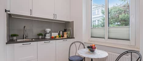 Coffee/tea maker, fridge, microwave, oven