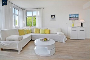 TV - Spacious vacation apartment in Heringsdorf with 2 bathrooms, only 300 m from the beach (Heringsdorf)