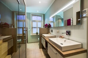 Shower, hair dryer, towels