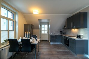 Kylskåp, mikrovågsugn, ugn och spishäll