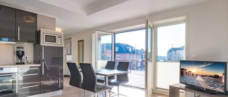 Frigorífico, microondas, horno y placa de cocina