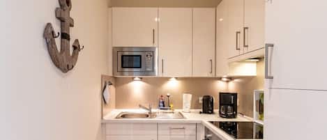 Réfrigérateur, four à micro-ondes, un four, surface de cuisson