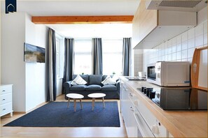 Wasserkocher mit Kaffee-/Teezubehör, Kühlschrank, Mikrowelle, Ofen