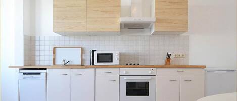 Coffee/tea maker, fridge, microwave, oven