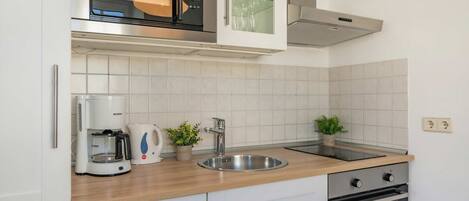 Coffee/tea maker, fridge, microwave, oven