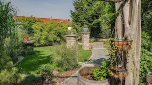 Ein Garten mit einem Kiesweg, einem Holzzimmer und verschiedenen Pflanzen.