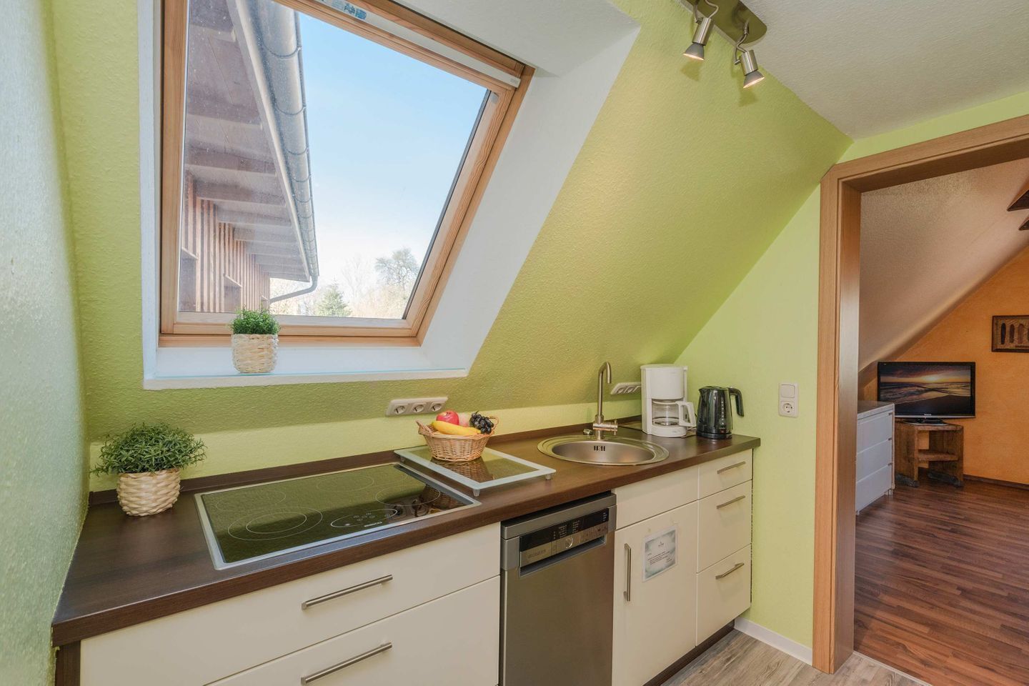 Wasserkocher mit Kaffee-/Teezubehör, Kühlschrank, Mikrowelle, Ofen