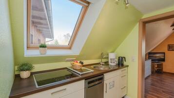 Wasserkocher mit Kaffee-/Teezubehör, Kühlschrank, Mikrowelle, Ofen