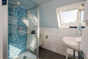 Douche, séchoir à cheveux, serviettes fournies