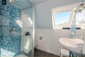 Dusche, Haartrockner, Handtücher