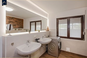 Shower, hair dryer, bidet, towels