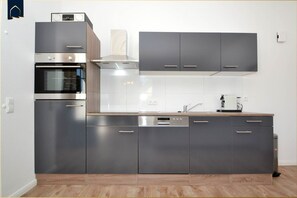 Coffee/tea maker, fridge, oven, stovetop