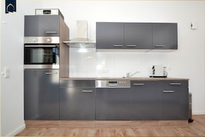 Frigorífico, horno, placa de cocina y lavavajillas